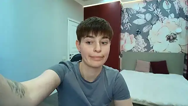EmiliaYours webcam