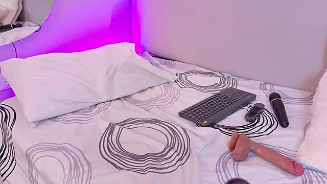 NaomiKlarc webcam