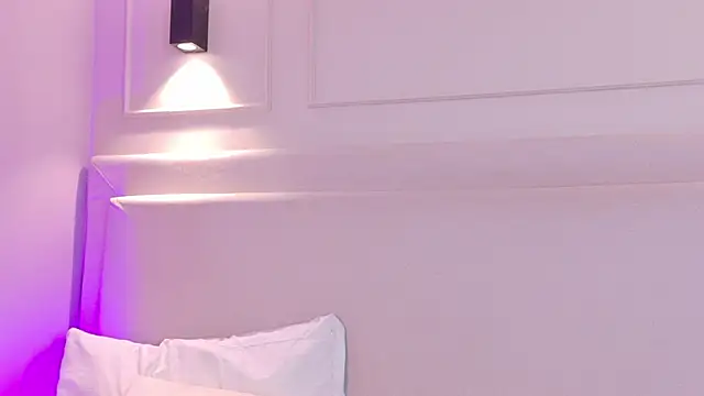 NaomiKlarc webcam