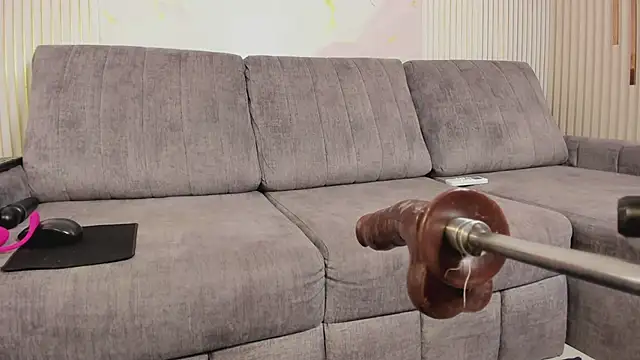 NhoanBrunette webcam