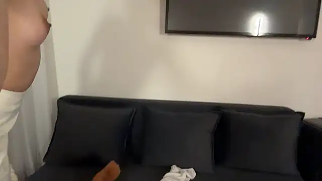 Ur_neighbor_Kira webcam