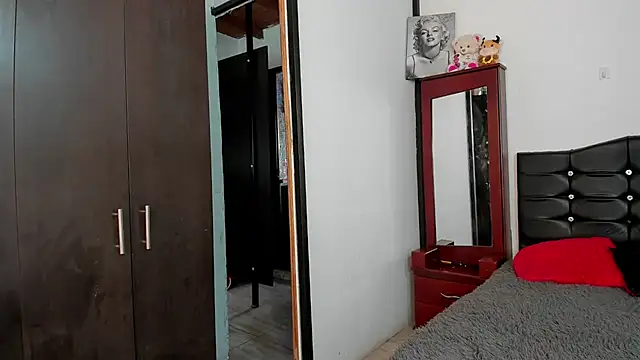 LatinaQueen23 webcam