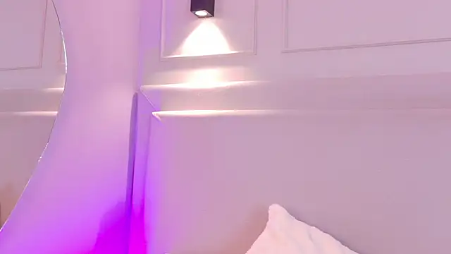 NaomiKlarc webcam