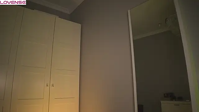 -juicymolly- (Ask my age) - say hi and spank my booty