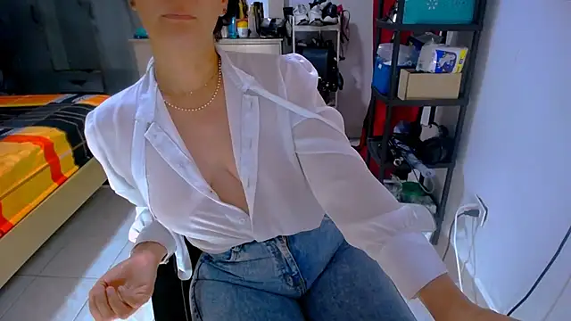 BitterMomXxx webcam