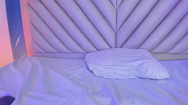 NaomiVelour webcam