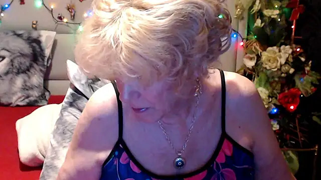 HappyWomanOn webcam