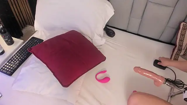 amaia_santini (F young) - anal plug & fingers in wet pussy