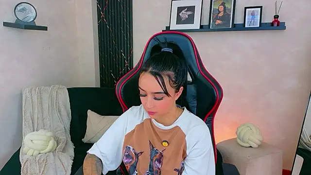 emmyevans1 - EmmyEvans1's free webcam - UK Sex Cams