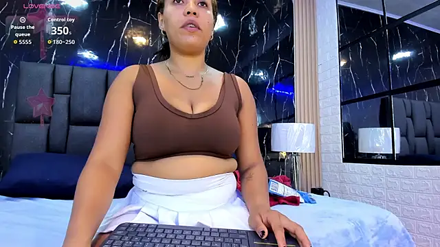 BustyGlow webcam