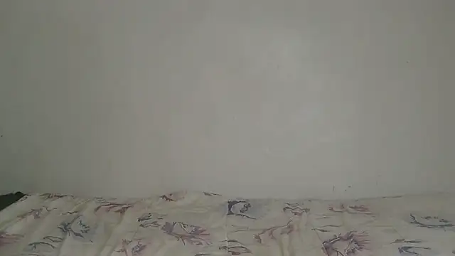 SlipperyLipsX webcam