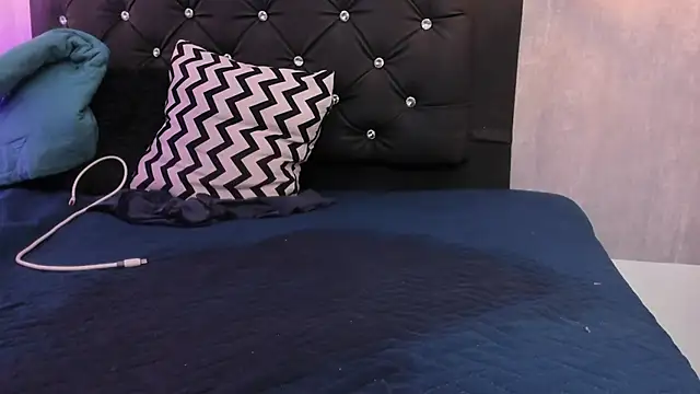 curly_babe webcam