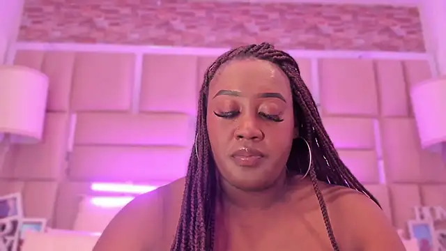 ShaniaBrownn webcam