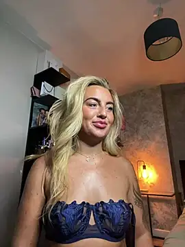 CharlottemilfUKx live cam