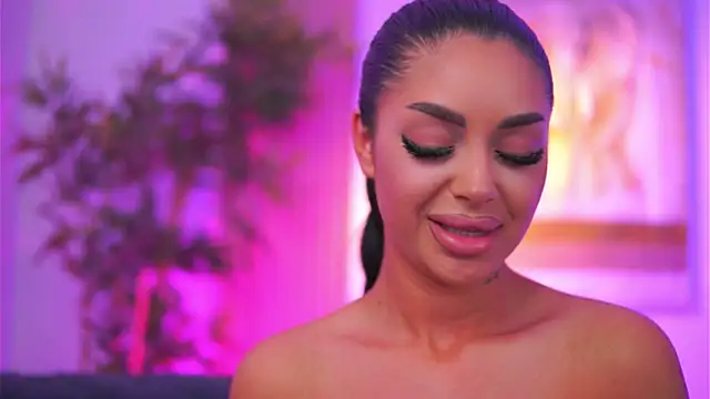 LatinaMorene webcam