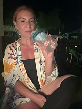 pervyxmilfxx (Ask my age) - Dildo pussy at the risk of my neighbors