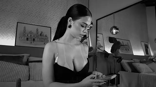 ElleDiane webcam