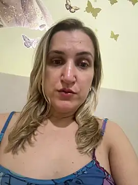 bia_sexynovaes (F milf) - Bia mete latrel de 4 na bucetinha