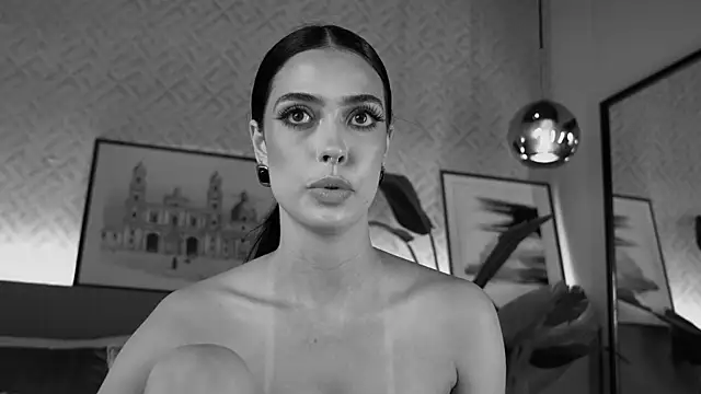 ElleDiane webcam