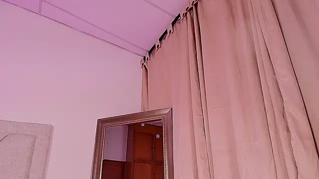 ZoeDreams webcam