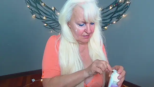 blondyleebest (F mature) - gold ring
