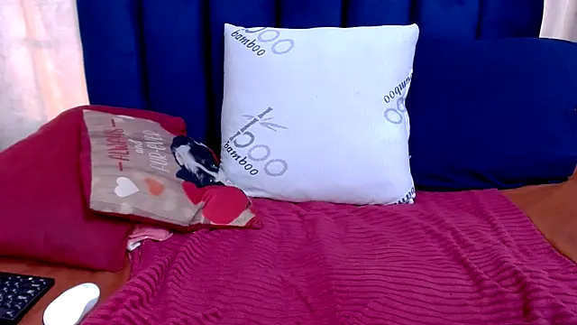 CurveyChocClitX5 webcam