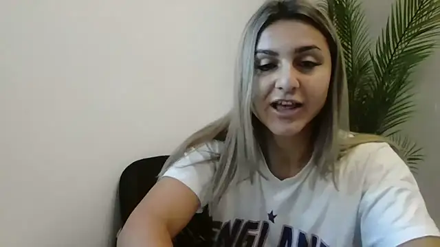 NicolePlay webcam
