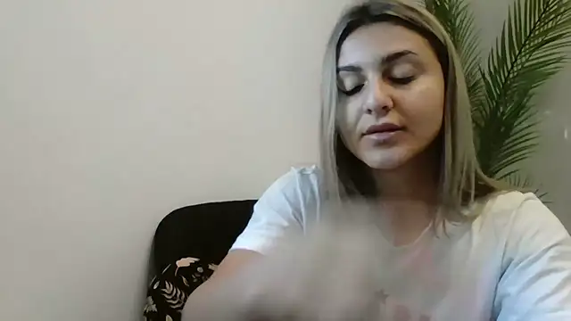 NicolePlay webcam