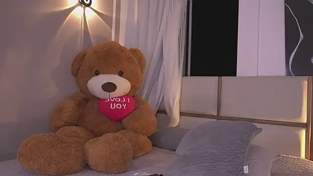 AnnyHizzle live sex cam