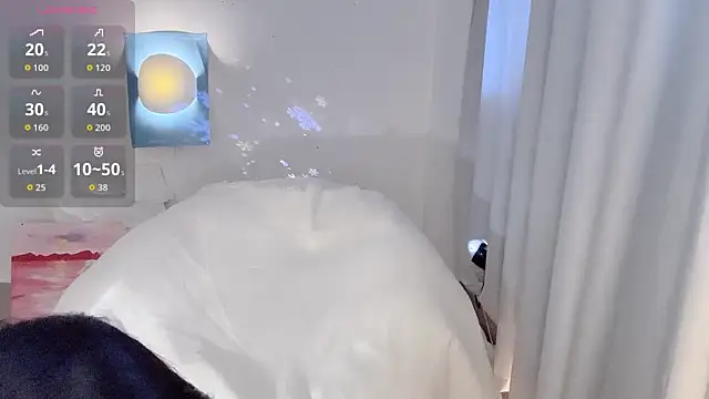 mistylana_ (F young) - 一起过六一么？辣条分你一半。