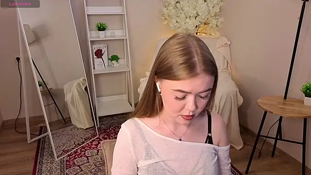 BlondeLina webcam