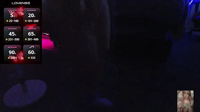 Blondiewithanass webcam