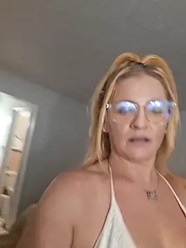 Goldenndoll webcam