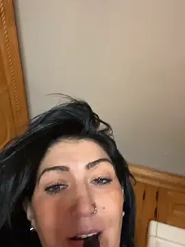 LittleMissEeve webcam