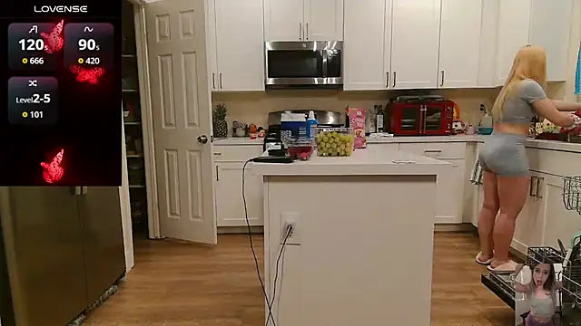 Blondiewithanass webcam
