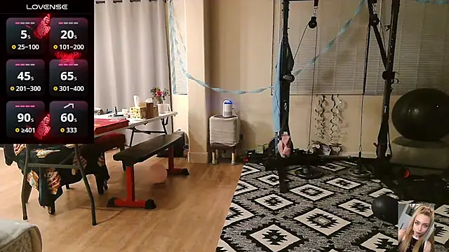 Blondiewithanass webcam