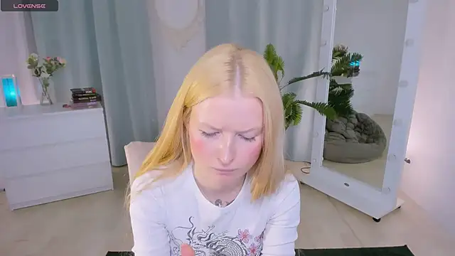 Laly_Peach webcam