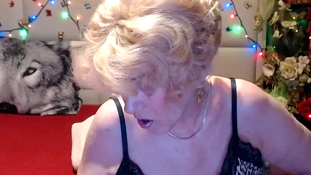 HappyWomanOn webcam