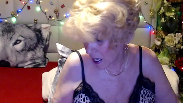 HappyWomanOn webcam