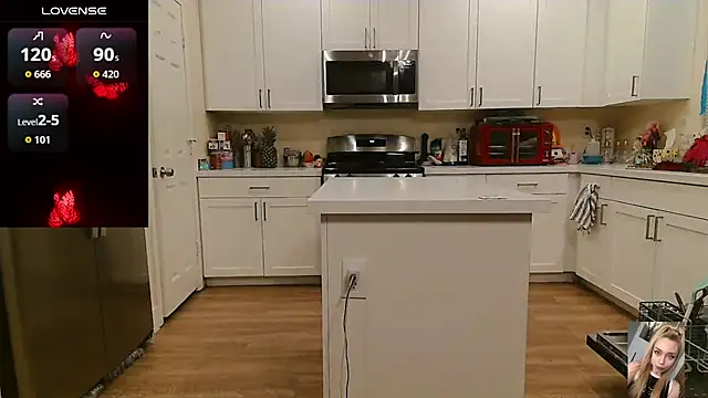 Blondiewithanass webcam