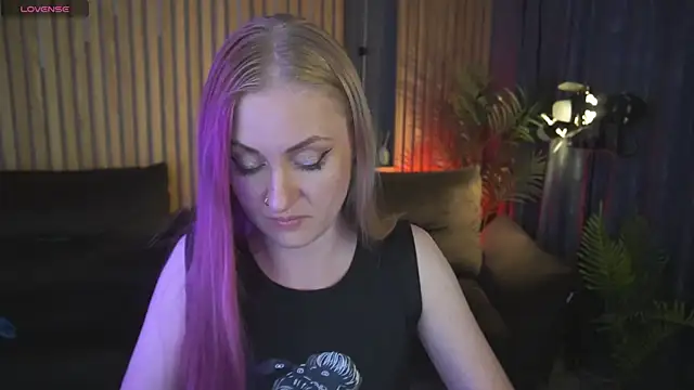 dramaquenns (F milf) - Dildo in pussy