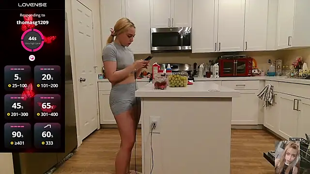 Blondiewithanass webcam