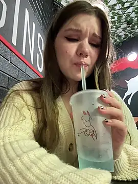 pumashyxd (F young) - SQUIRT IN THE CAFE UNDER TABLE