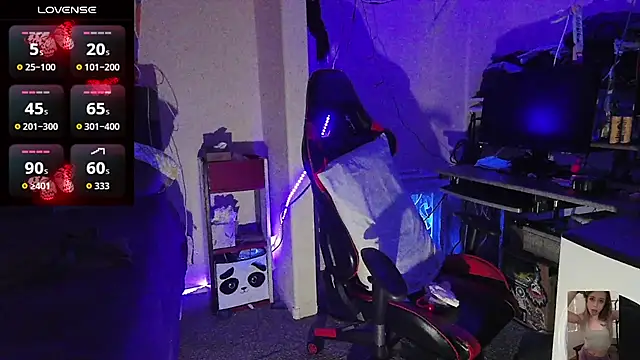 Blondiewithanass webcam