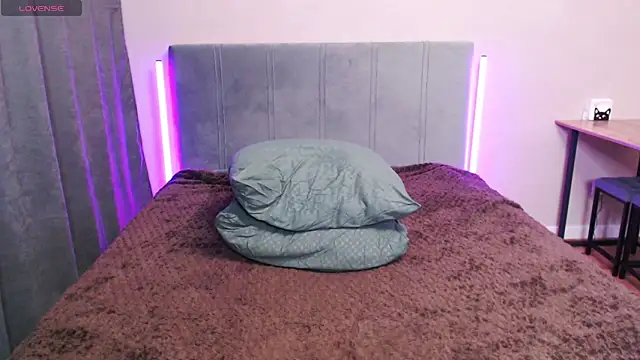 Leonaalove webcam