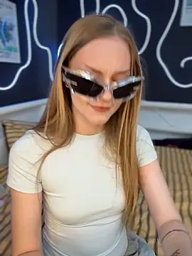 MilaMoone webcam