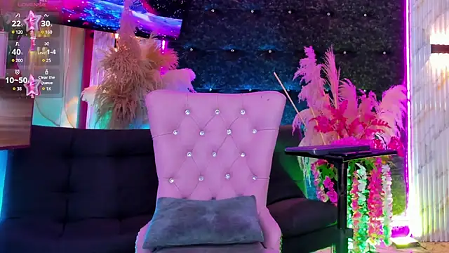 Queens_Wonders_Blonders's room