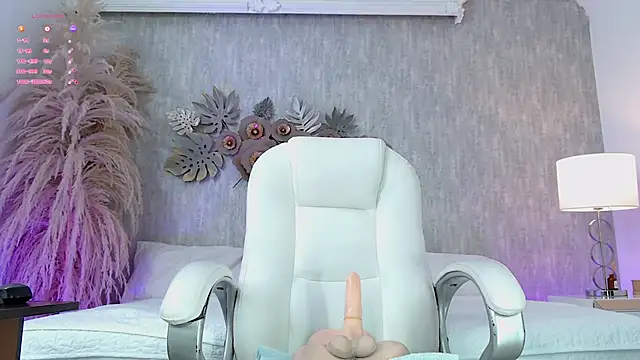 miss_aliia (F young) - 4 fingers in my pussy