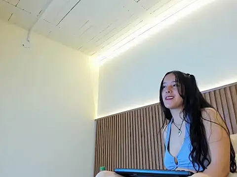 Alaia_Aura webcam