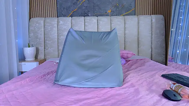 mia_scot webcam